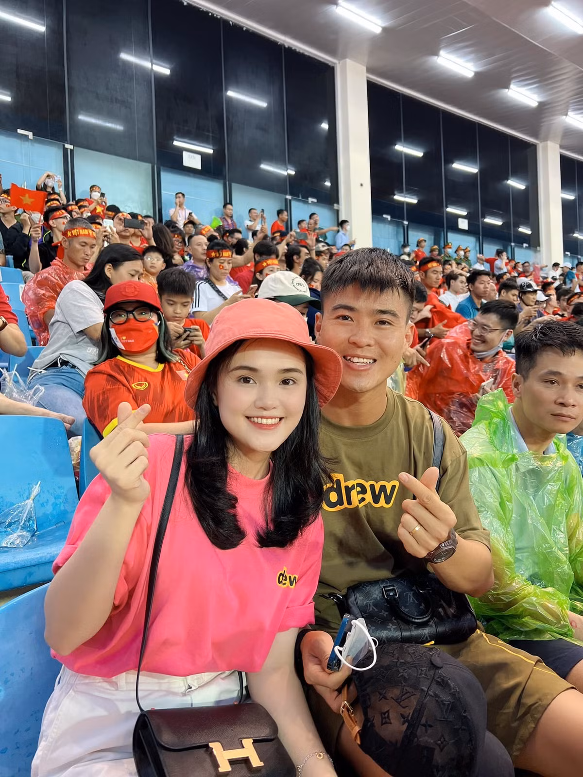 Màn tương tác trên mạng xã hội của vợ chồng Duy Mạnh - Quỳnh Anh khiến người hâm mộ thích thú.