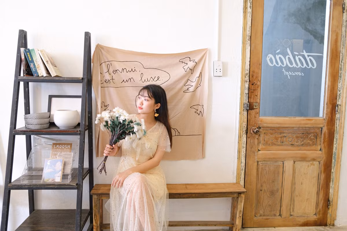 Anh Thư lớn lên cùng bố mẹ trong gia đình khó khăn. Mẹ cô nàng từng xót xa chia sẻ rằng có khi đưa con đi học mà không có đủ tiền đổ xăng hay ăn trưa.