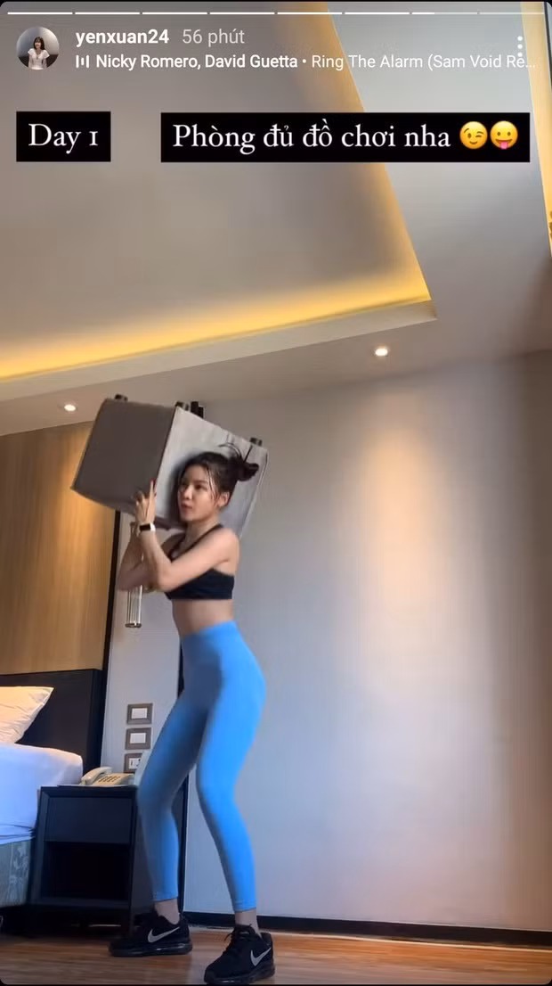 Hằng ngày, Yến Xuân vẫn thực hiện công việc tập luyện của mình. Nhưng thay vì nâng tạ, cô nàng sử dụng những vật nặng trong phòng khách sạn để làm bạn.