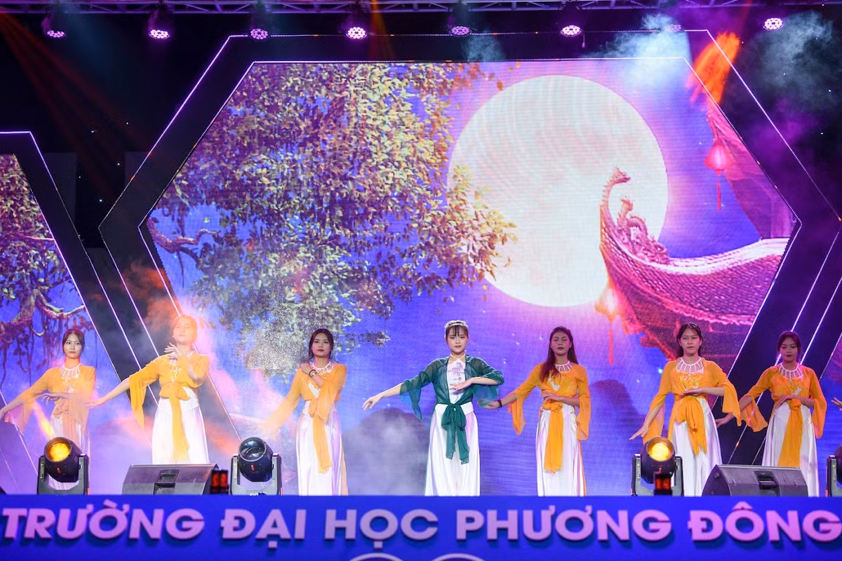 Bung chay cung dem nhac chao tan sinh vien K30 Dai hoc Phuong Dong
