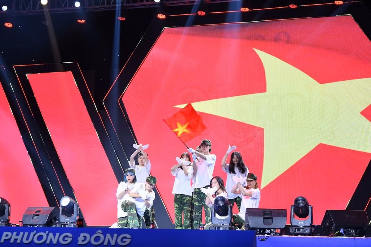 Bung chay cung dem nhac chao tan sinh vien K30 Dai hoc Phuong Dong-Hinh-2