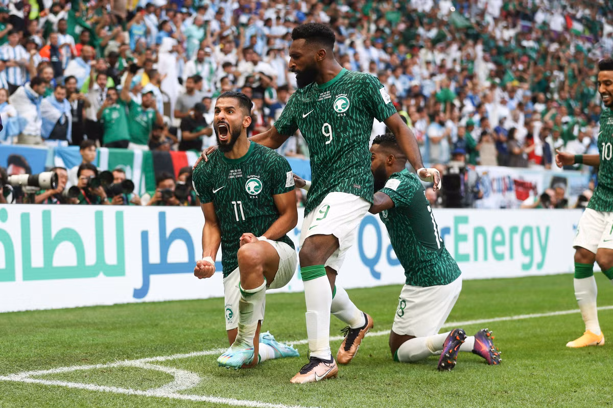 Ở trận đấu thứ hai vòng bảng World Cup, Saudi Arabia sẽ đụng độ với Ba Lan. Trận đấu này diễn ra vào lúc 20h00 ngày 26/11. Hiện tại, đội bóng Tây Á đang tạm dẫn đầu bảng C với 3 điểm. Đứng thứ hai là Ba Lan và Mexico khi có cùng 1 điểm. Argentina xếp cuối bảng khi chưa có điểm nào.