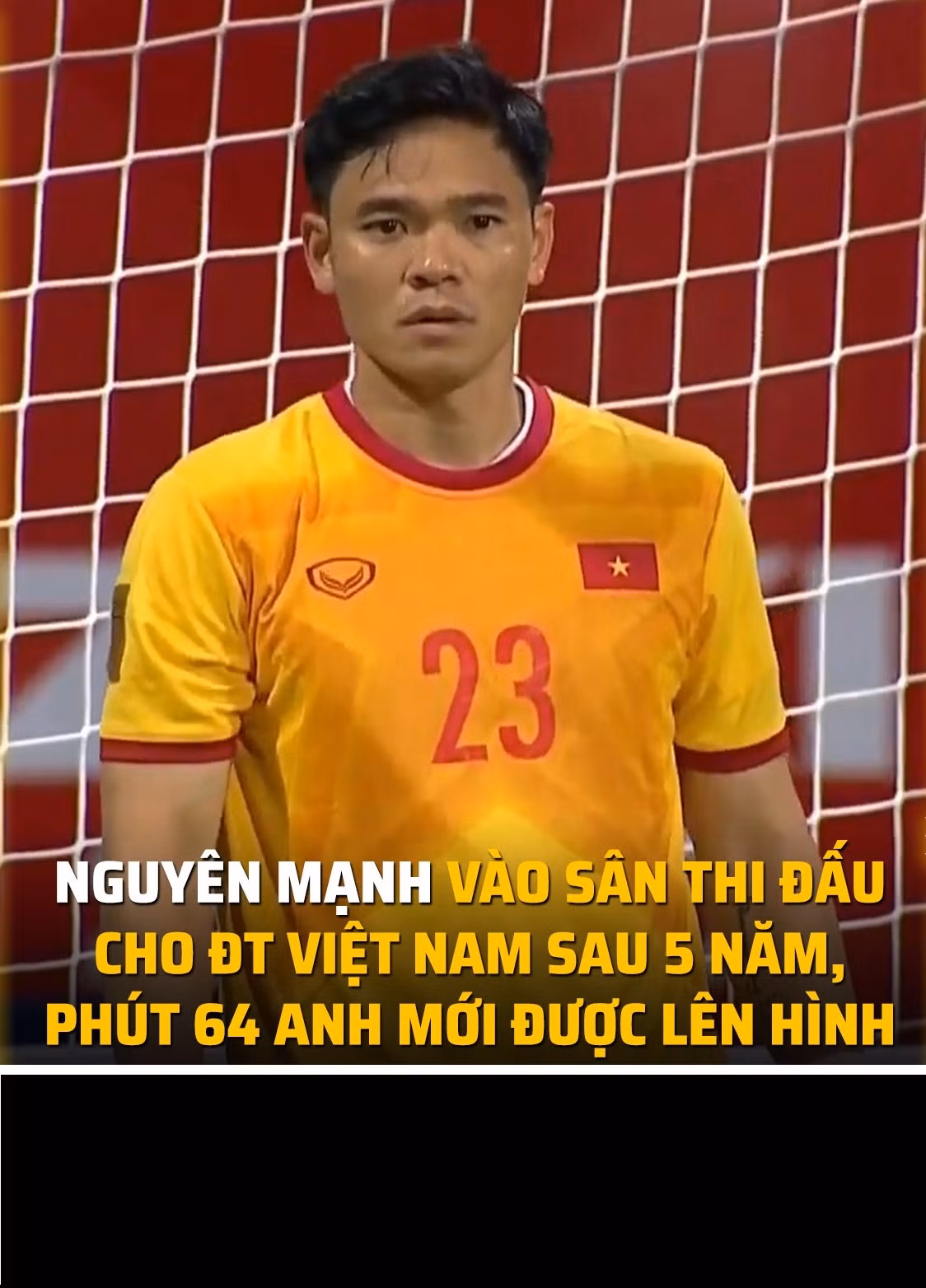Sau 5 năm vắng bóng tại ĐTQG, mãi đến phút 64' Nguyên Mạnh mới được lên sóng trực tiếp.