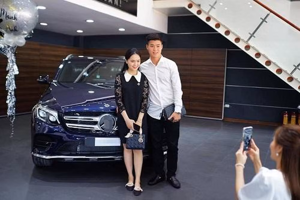 Chiếc xe của vợ chồng Duy Mạnh thuộc dòng xe cao cấp của một trong những thương hiệu ô tô sang trọng hàng đầu thế giới. Theo tiết lộ riêng từ Quỳnh Anh, đây là thành quả sau một thời gian dài làm việc và tích góp của hai vợ chồng.
