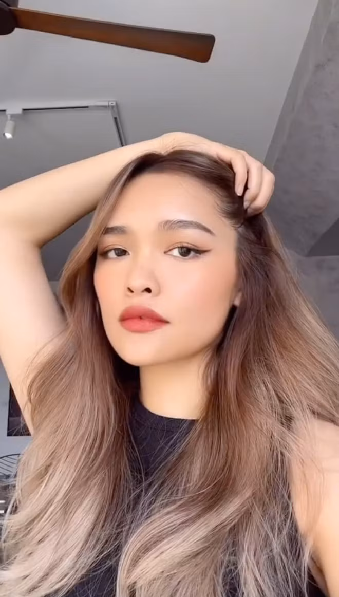 Không có mỹ phẩm hỗ trợ, trông Linda Ngô có phần nhợt nhạt nhưng phải thừa nhận rằng hot girl TikTok này sở hữu một gương mặt nét nào ra nét nấy, làn da cũng mịn màng không chút tì vết.