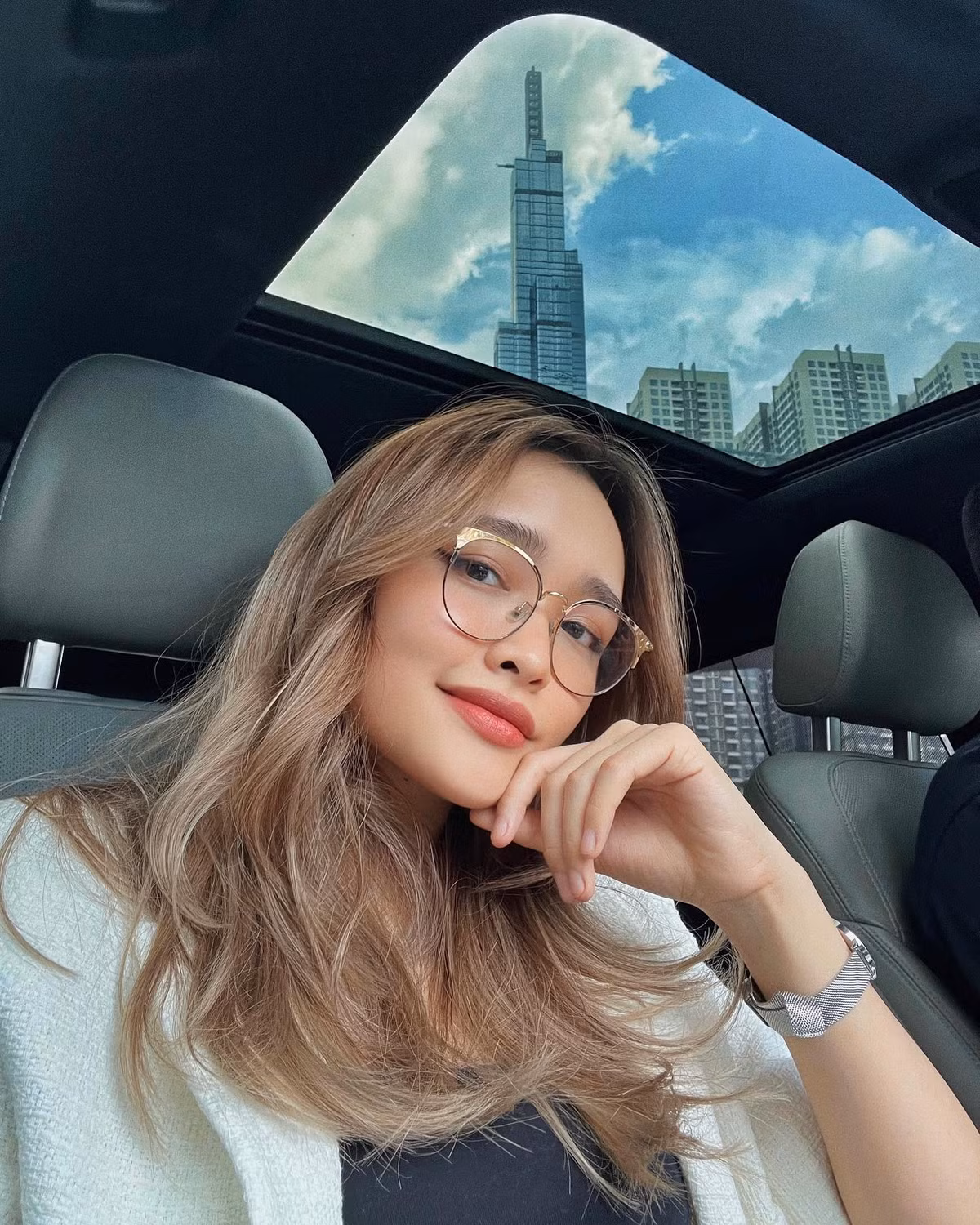 Bên cạnh đó, Linda Ngô cũng dần hướng bản thân trở thành KOL (người có sức ảnh hưởng) khi các video đăng tải thường đan xen đi kèm với sản phẩm hay dịch vụ quảng cáo.