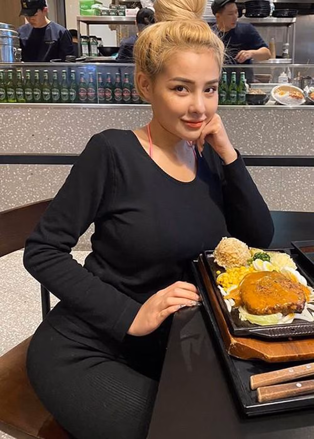 Đứng trước những thị phi gần đây, người đẹp gốc Trà Vinh vẫn giữ thái độ im lặng và không hề lên tiếng đáp trả.