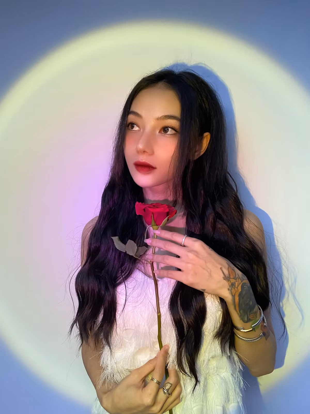 Mặc dù sở hữu nhiều hình xăm nhưng người đẹp streamer vẫn được khen ngợi bởi vẻ đẹp nữ tính.
