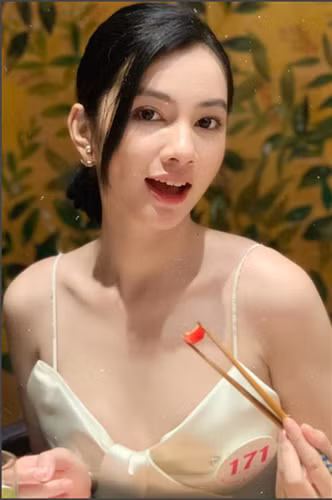 Nhờ lợi thế ngoại hình quyến rũ, Cẩm Dan tự tin lăng xê nhiều xu hướng thời trang hot.