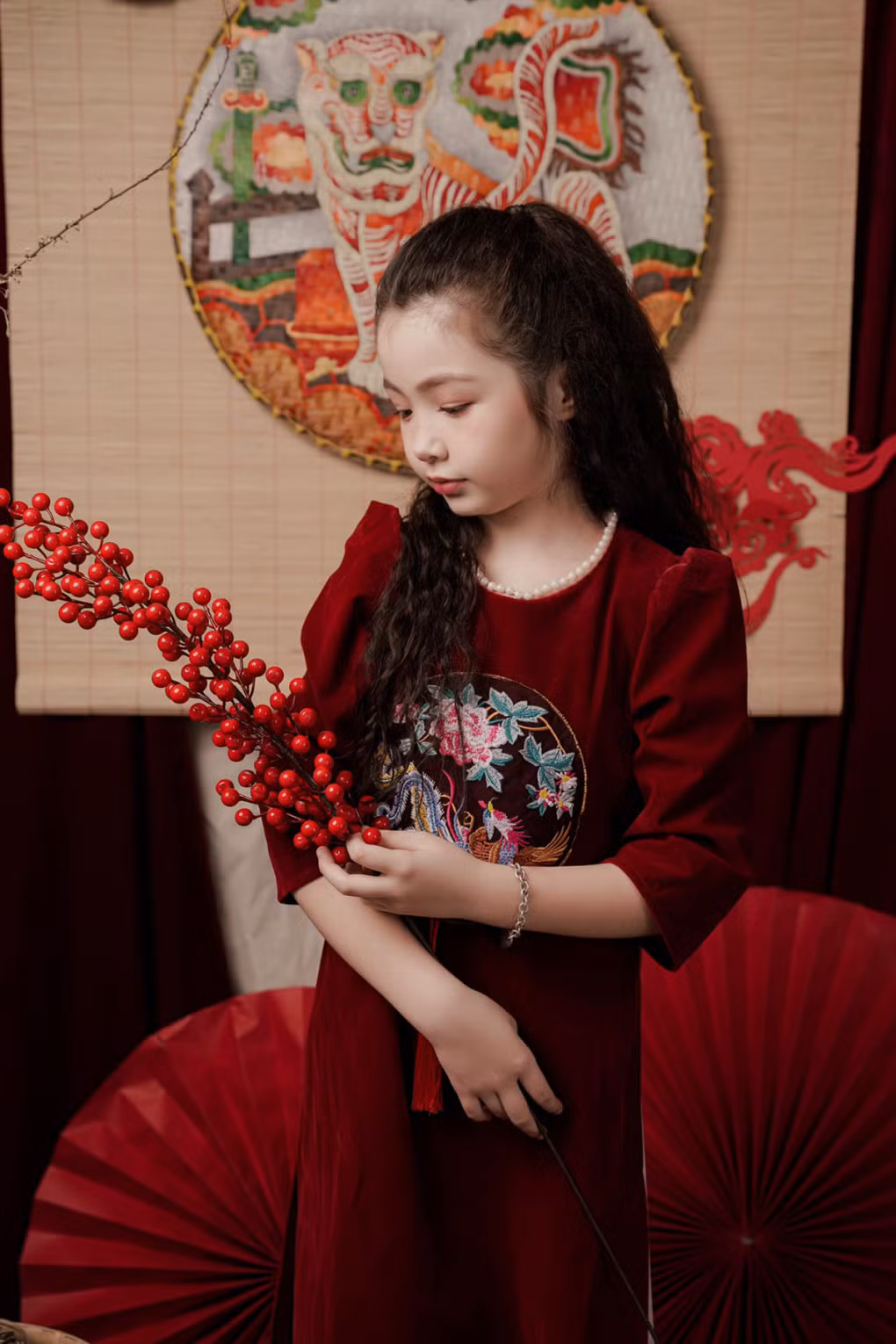 Elly Trần cho biết ngoại trừ túi xách hơi dài, Cadie đã mặc được một số bộ đồ của mẹ.