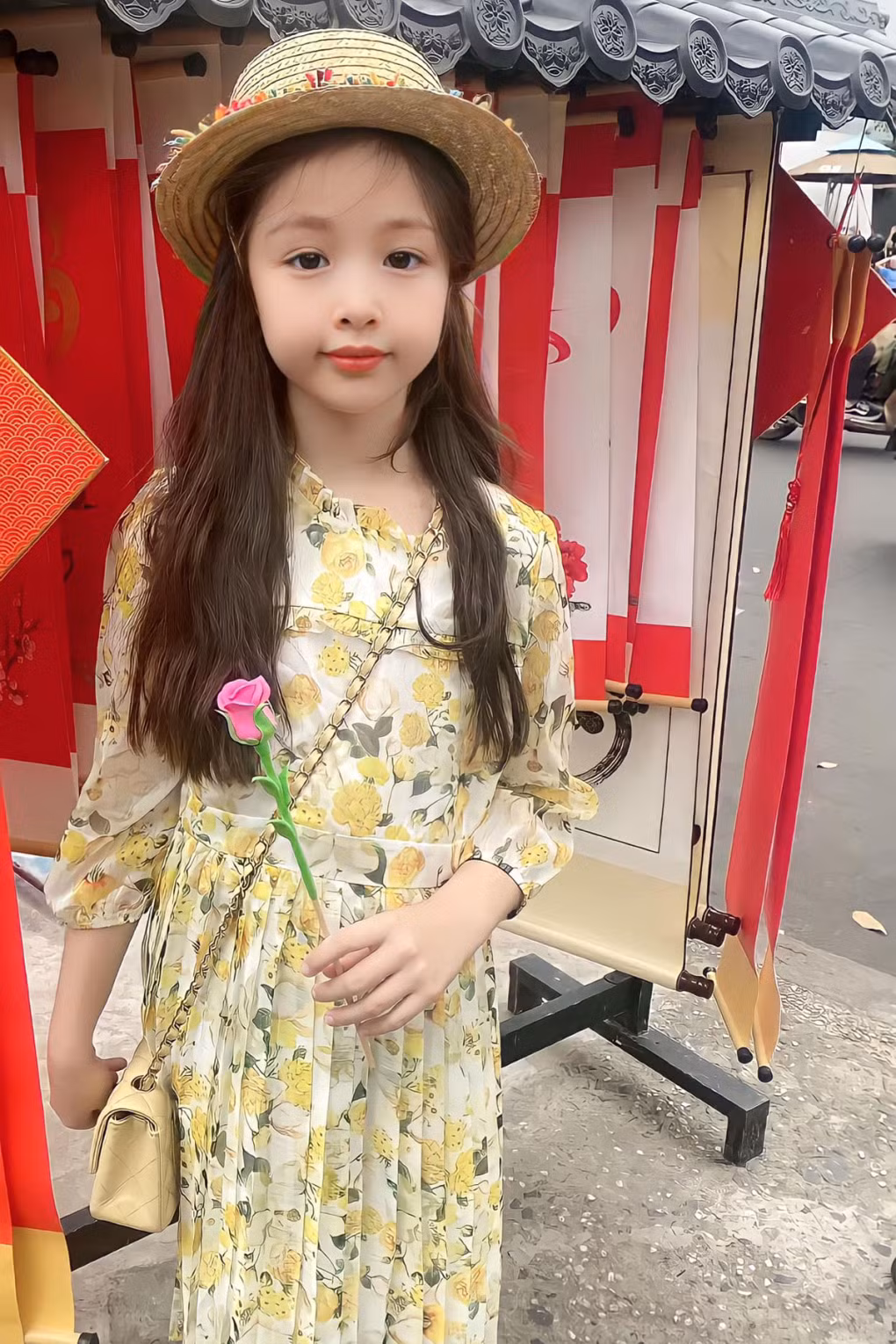 Nhóc tì nhà hot girl Elly Trần được bà trổ tài làm stylist, dùng quần áo của mẹ để mix-match thành trang phục chụp hình.
