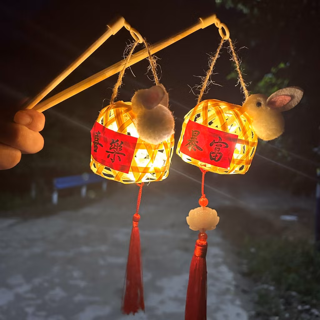 Đèn ông sao có giá từ 10.000-30.000 đồng; đèn lồng trung thu hình thú phát sáng có giá từ 45.000 đồng; đèn lồng giấy phát nhạc từ 30.000-60.000 đồng/chiếc; mặt nạ giấy từ 15.000-40.000 đồng/chiếc; đầu lân có giá cao hơn, từ 150.000-600.000 đồng/chiếc tùy loại…