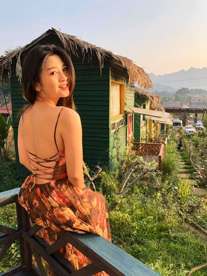 Không chỉ xinh đẹp, Trần Hậu còn học rất giỏi, cô nàng có thành tích học tập cực đáng nể khi 12 năm liền là học sinh khá giỏi, giải ba học sinh giỏi văn cấp thành phố…
