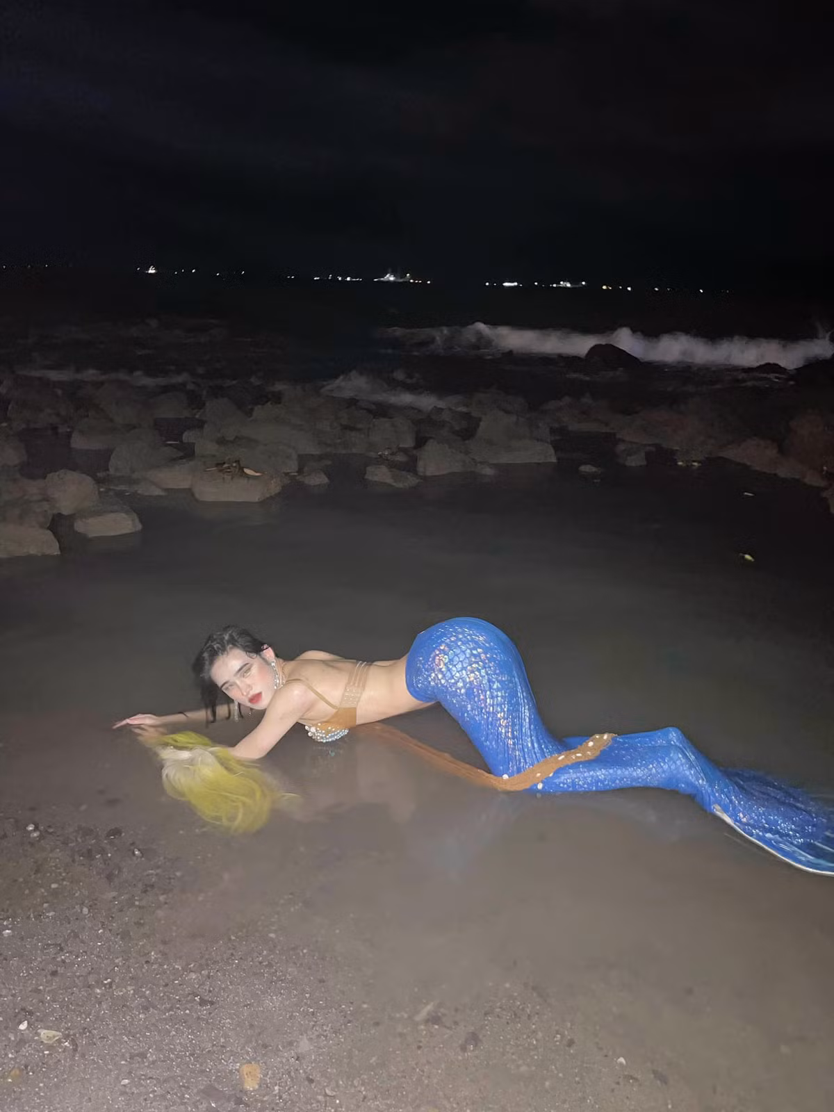 Chàng hot face thường xuyên được ví là bản sao Hiền Hồ vì lối trang điểm và mái tóc "na ná" với nữ ca sĩ.