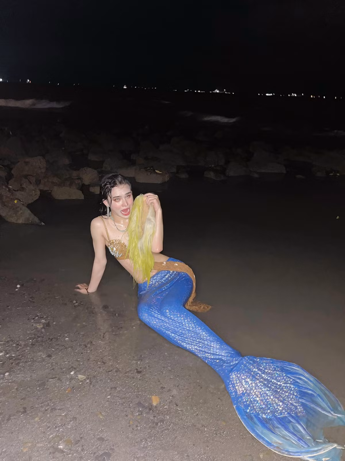 Trước đó, Trần Đức Bo cũng đã "gây bão" khi được một chàng trai lạ mặt bế tại phố đi bộ.