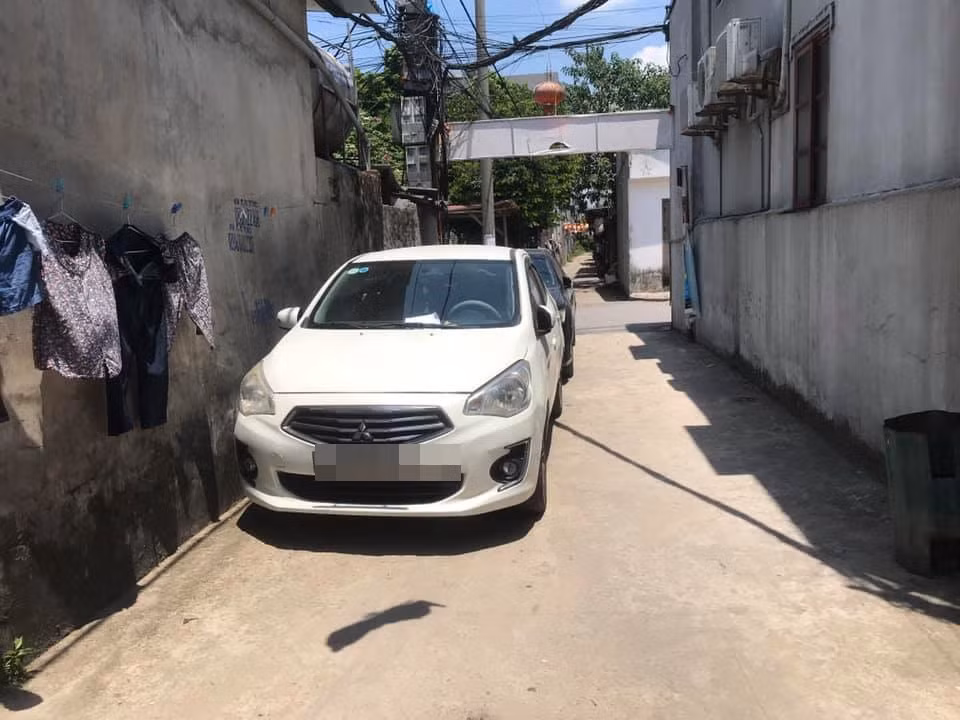 Mới đây, trên mạng xã hội xuất hiện hình ảnh đỗ xe ngang ngược của một chủ xe. Theo đó, con ngõ này là đường đi lại của nhiều hộ gia đình, tuy vậy lại có một chủ xe ngang nhiên đỗ xe ở ngay đấy.