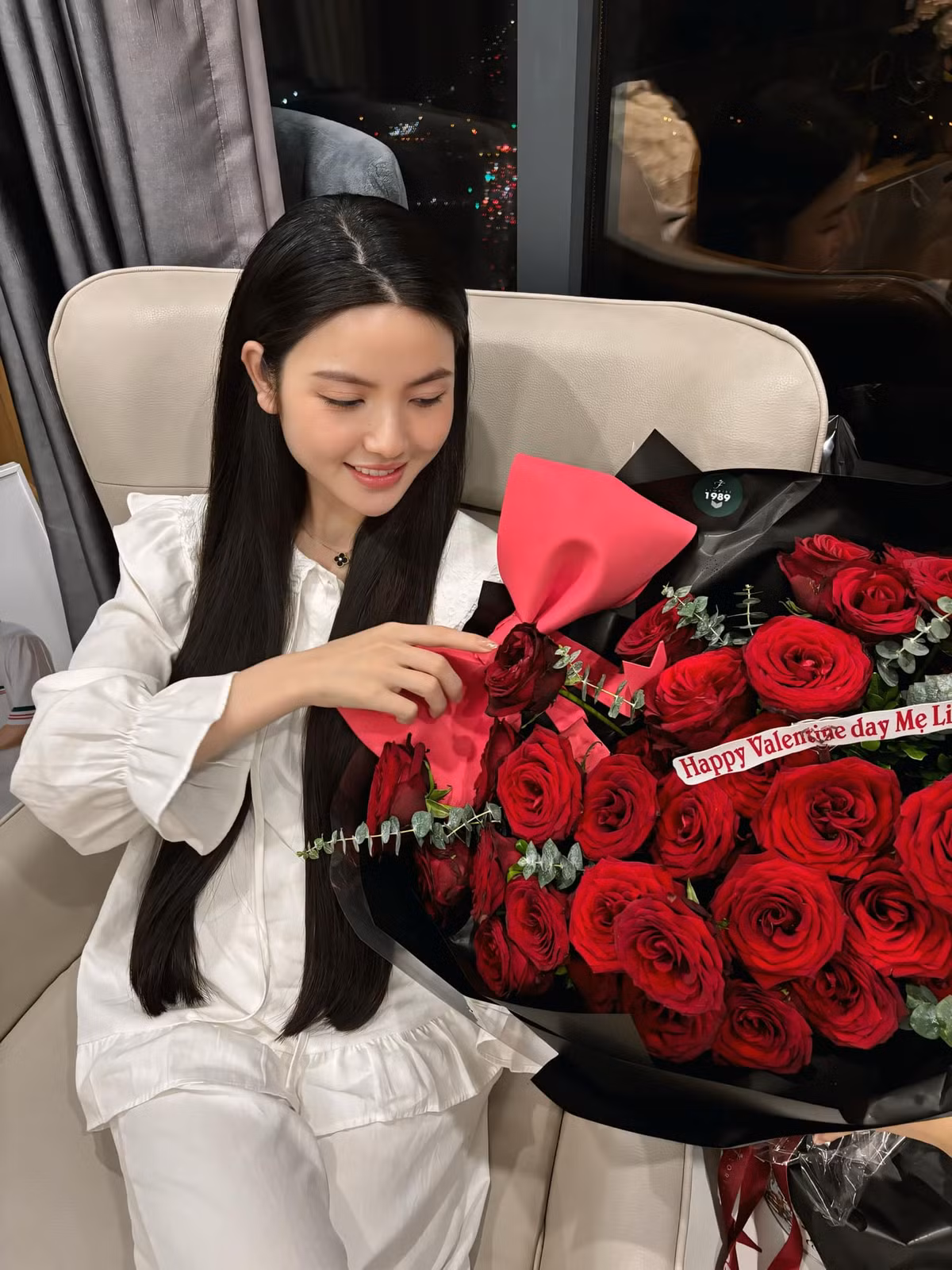 Theo dõi những hình ảnh được Chu Thanh Huyền đăng tải trên trang cá nhân, dễ dàng nhận ra tủ đồ của nàng WAGs phủ đầy đa dạng mẫu mã túi xách đến từ các thương hiệu hàng đầu trên thế giới.