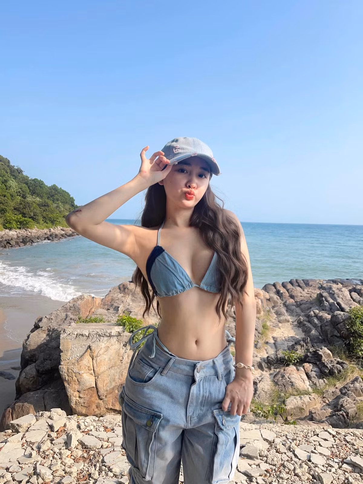 Không chỉ sở hữu ngoại hình xinh đẹp, Khánh Huyền còn gây chú ý với những vũ đạo gợi cảm, chuyên nghiệp và phong cách thời trang ấn tượng.