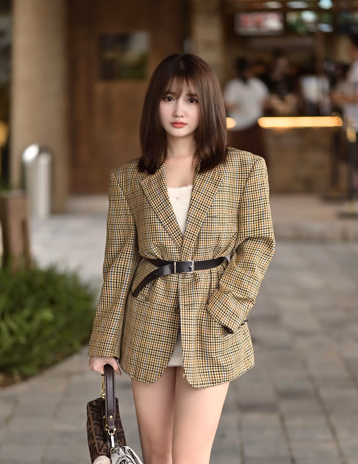Nhan sắc của Khánh Huyền từng được tờ báo hàng đầu Hong Kong nhận xét, người đẹp sinh năm 2004 sở hữu vẻ đẹp ngọt ngào, dễ thương, có vóc dáng nóng bỏng.
