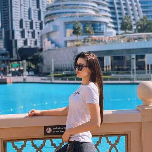 Năm 2014, loạt ảnh đang thi đấu trên sân của Altynbekova được chia sẻ trên nhiều diễn đàn mạng khi cô cùng đội tuyển quốc gia tham dự giải bóng chuyền U19 châu Á 2014 tại Đài Loan.