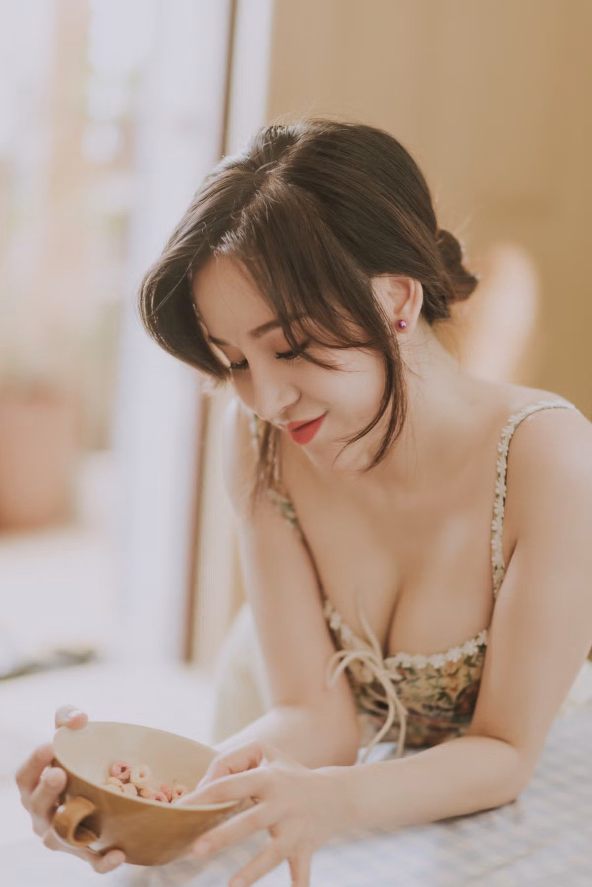 Lê Thị Huyền Anh hay thường được gọi với cái tên bà Tưng là một trong những cô gái gây "dậy sóng cõi mạng" những năm 2013.