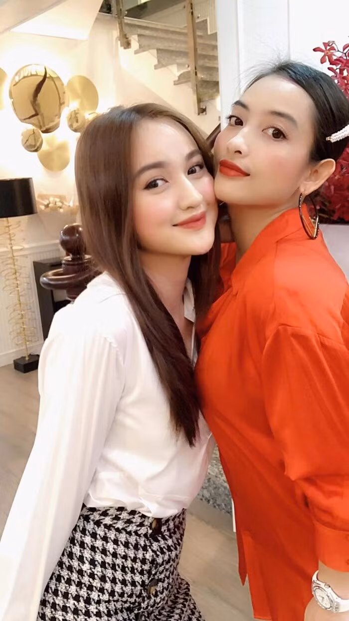 Kèm theo đó, Đình Khang xếp cả loạt hộp Gucci - điều bất ngờ mà mẹ anh chàng dành cho cặp đôi.