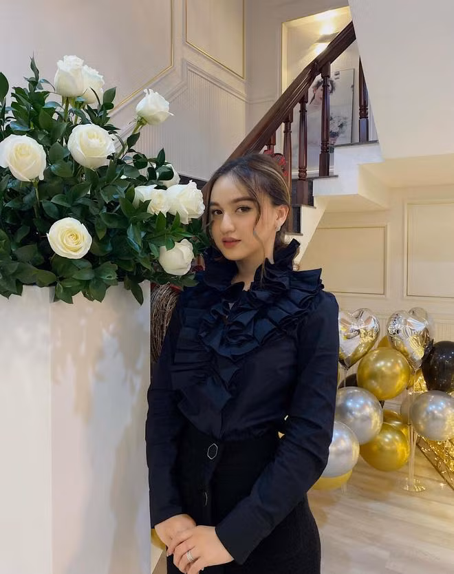 Căn biệt thự được mẹ chồng tương lai của nàng hot girl trang hoàng theo phong cách vương giả với tone màu chủ đạo là đen chuyển dần sang xám và nhấn nhá thêm tí màu đỏ ở các chi tiết nội thất.