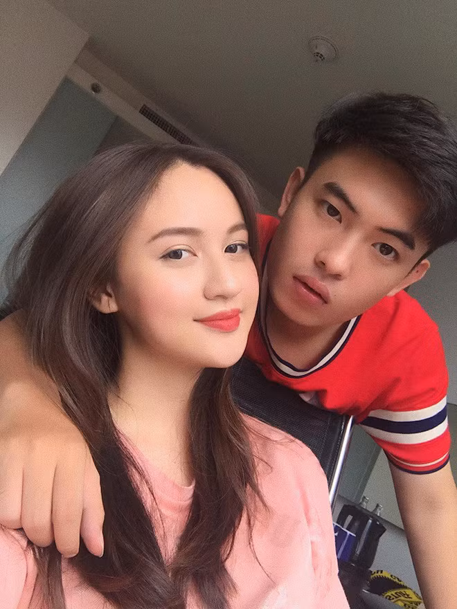 Thậm chí trong nhiều hình ảnh chụp chung với con dâu tương lai, nhiều người nghĩ Mai Tây và cô Thuỷ bằng vai phải lứa hoặc hơn vài tuổi là cùng.