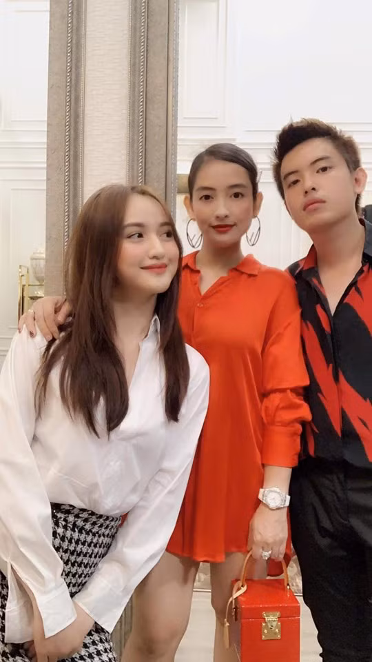 Dù mẹ Đình Khang là cô Thuỷ, năm nay đã 39 tuổi nhưng vẫn cực kì trẻ trung, từ trang phục, đầu tóc đến cách trang điểm đều toát lên vẻ sành điệu.
