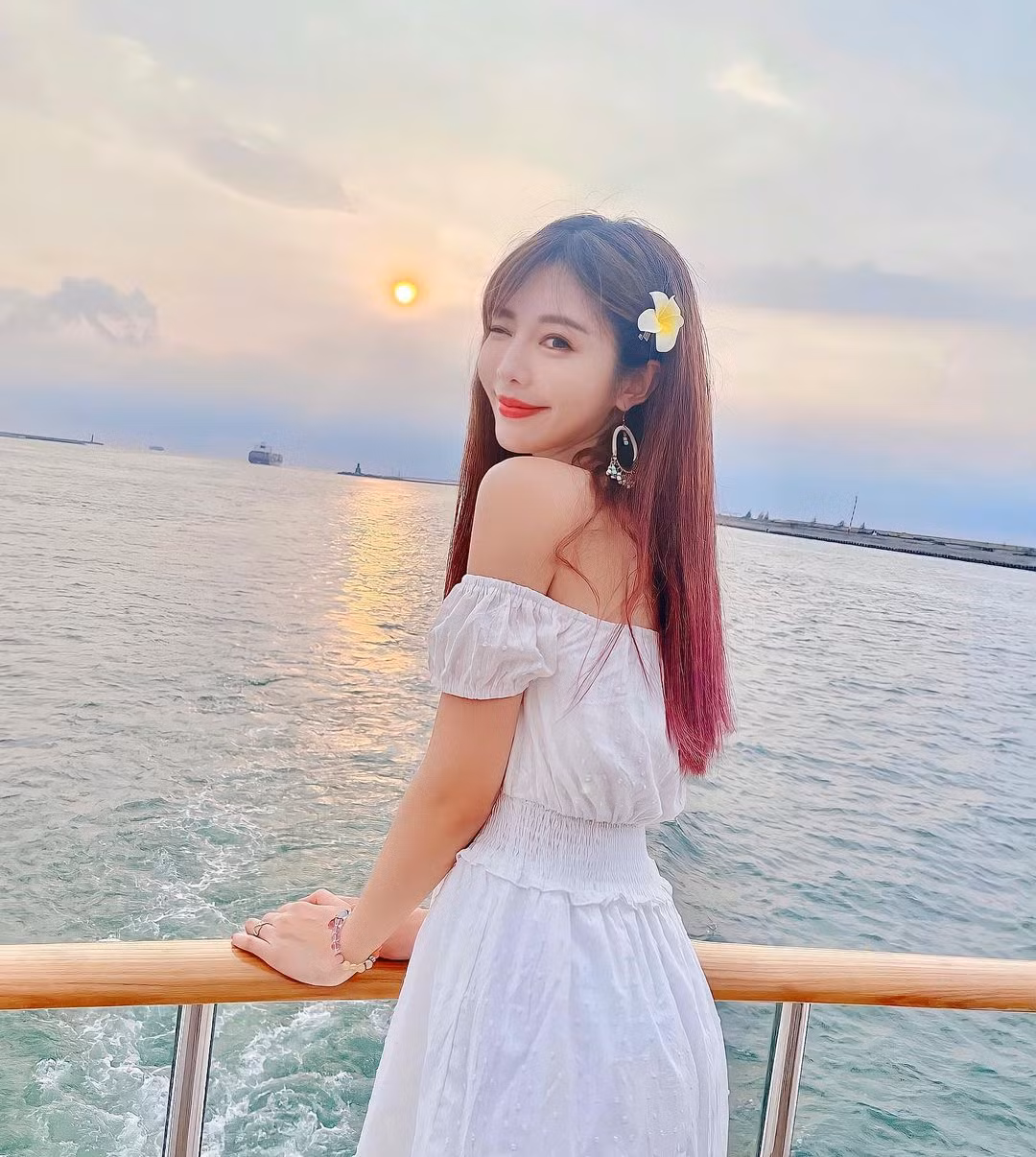 Cùng ngắm thêm những hình ảnh của nữ streamer vừa có pha xử lý gây bão mạng sau khi gặp sự cố trang phục ngay trên sóng livestream.
