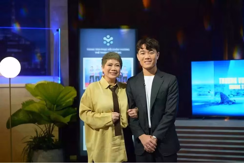 Hình ảnh ghi lại, Xuân Trường xuất hiện với mái tóc bù xù như đã đến hạn cần được tỉa tót, cùng với đó là phần râu ria quanh miệng đã lâu chưa được cạo.