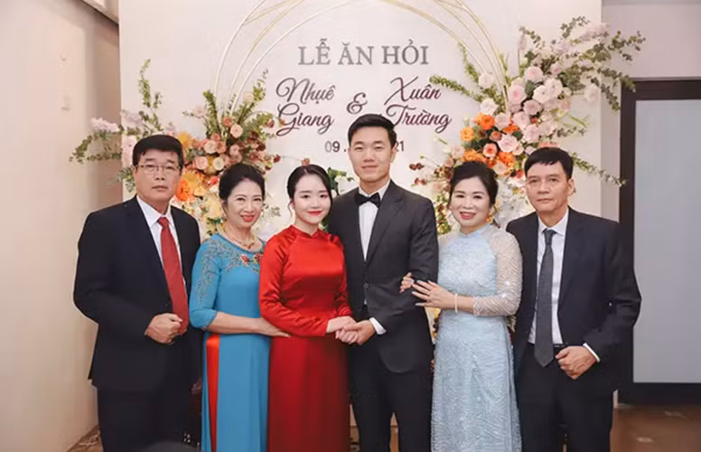 Hồi tháng 4 năm 2021, Xuân Trường và Nhuệ Giang đã tổ chức làm lễ ăn hỏi sau 5 năm yêu nhau.