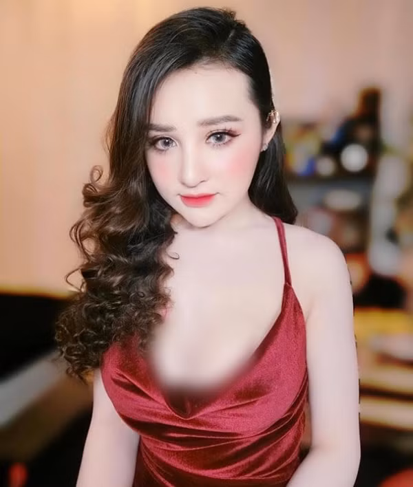 Cả Thanh Vân và Hứa Vy đều không có nhan sắc nổi bật, thành tích học tập hay tài năng nhưng bằng những lời nói bất cần đời, hành động ngông cuồng đã lôi kéo một lượng lớn các bạn trẻ tụ tập.