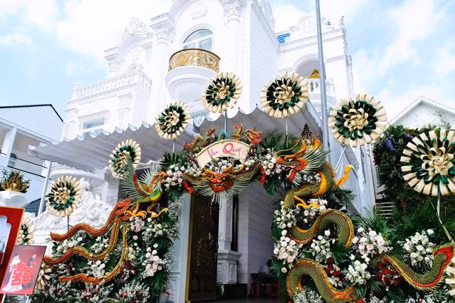 Như Huỳnh và Trung Tính quen nhau từ khi còn là sinh viên đại học. Cả hai có hơn 3 năm yêu nhau trước khi về chung một nhà. Cặp đôi được nhận xét là “trai tài – gái sắc”, cô dâu là người giỏi giang, vừa độc lập tài chính, vừa biết chăm sóc gia đình, còn chú rể là người có chí hướng, biết phấn đấu và đáng tin tưởng.