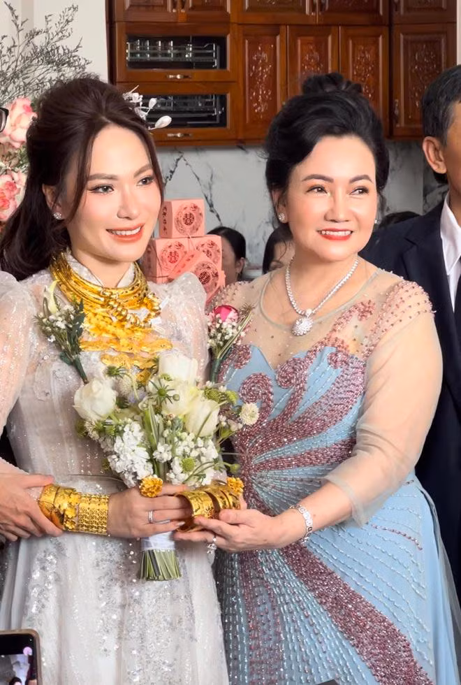 Đám cưới của cặp đôi được tổ chức cách đây vài ngày, thu hút sự chú ý của đông đảo dân mạng bởi sự xa hoa và những món quà cưới "khủng".