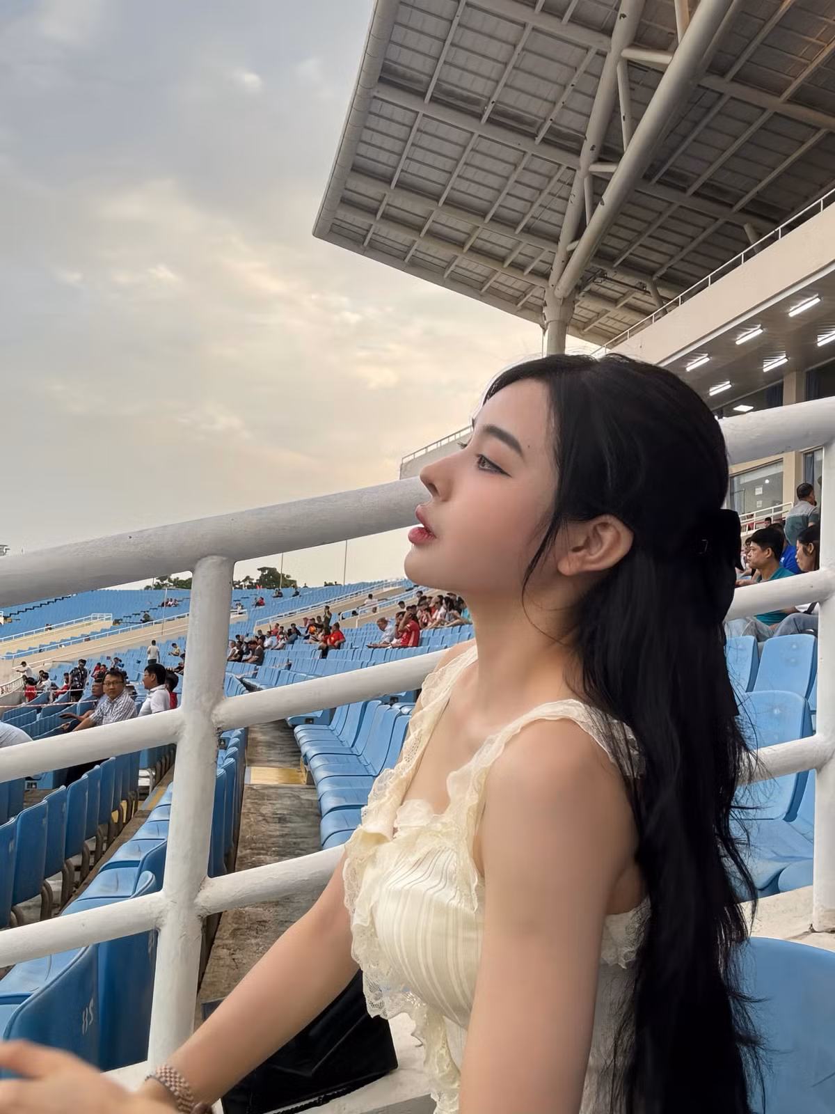 Bích Hạnh mặc áo khoe trọn xương quai xanh.