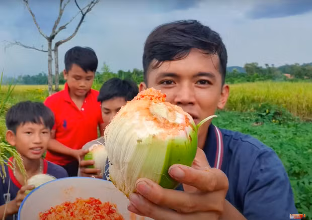 Chẳng những làm trụ cột chính cho gia đình, Sang vlog còn giúp đỡ nhiều trẻ em ở vùng quê có cuộc sống tốt hơn. Trong một lần quay video anh tiết lộ bản thân có trả thêm chi phí cho các em giúp đỡ mình hoàn thành clip.