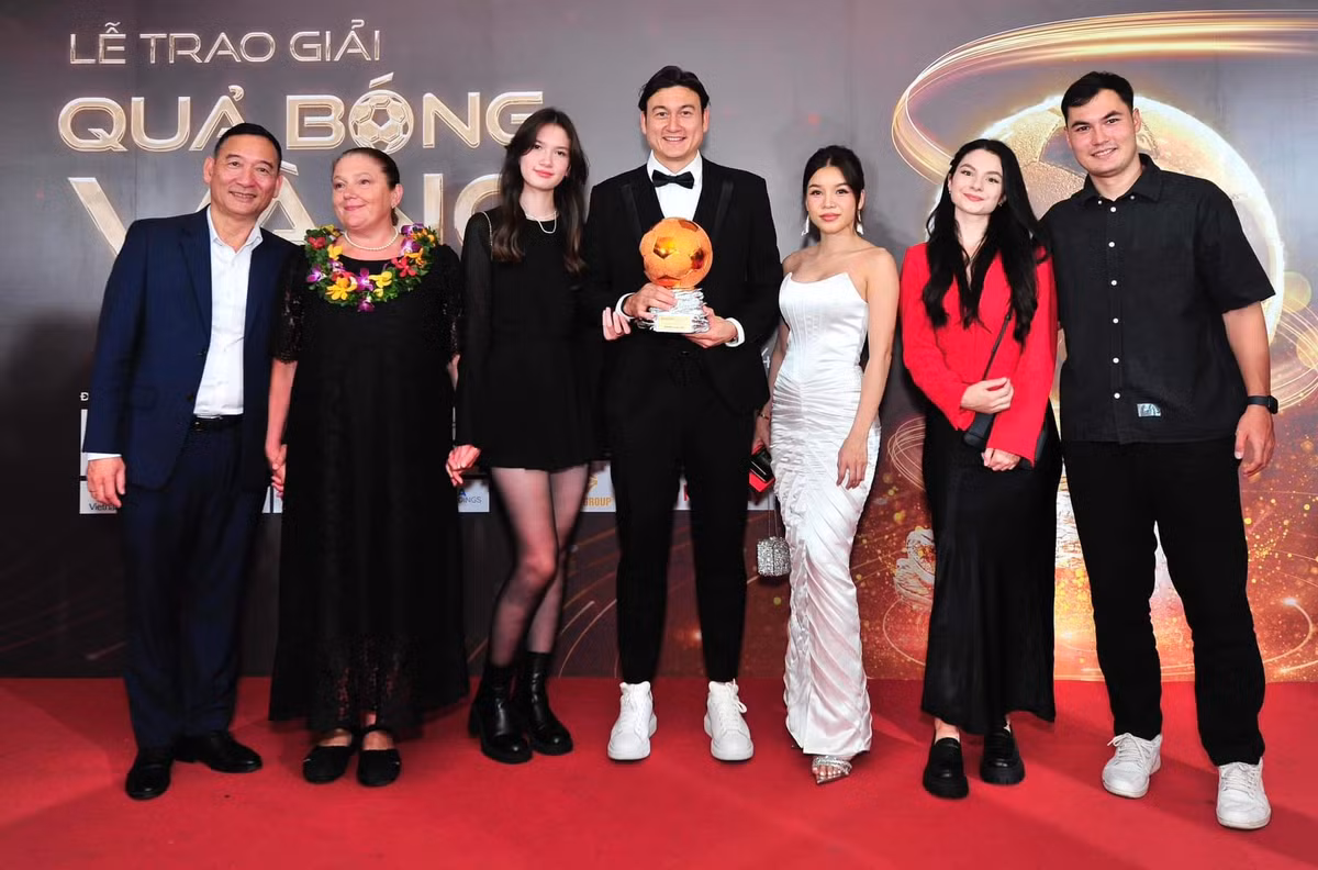 Sau khi Văn Lâm nhận giải Quả bóng đồng Việt Nam 2023, trên trang cá nhân, Yến Xuân đã có bài đăng chúc mừng thành quả của bạn trai.