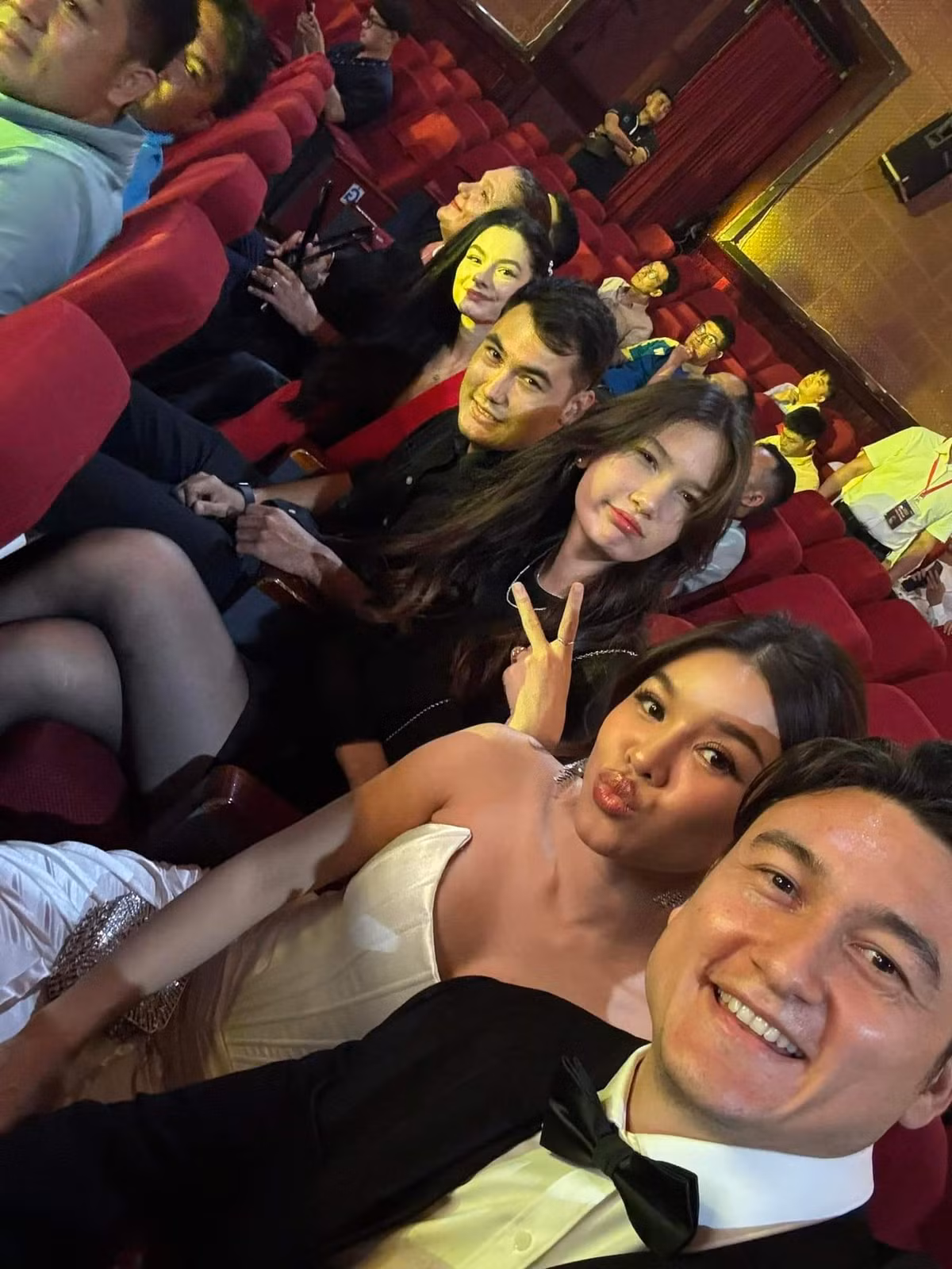 Cụ thể trên trang cá nhân, nữ PT nổi tiếng khắp cõi mạng có viết: "Có người: Buồn mấy ngày chỉ vì chưa tập tốt một động tác nhỏ. Sáng kiểm tra cân nặng, trưa uống vitamin, tối căng giờ đi ngủ. Luôn háo hức đến giờ ra sân như một đứa trẻ. Cũng là con người đó có những lúc đau quằn vì chấn thương Chúc mừng anh sau 13 năm nổ lực phấn đấu đã có được danh hiệu cho riêng mình. You inspire me every day".