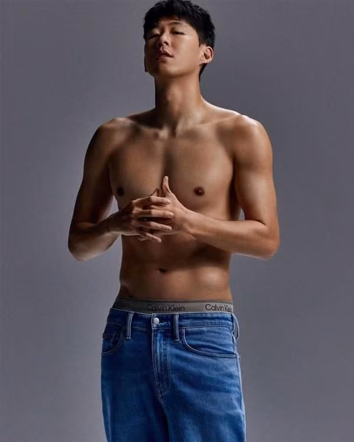 Hwang Hee-Chan - đồng đội trong tuyển Hàn Quốc với Son bình luận: "Triệu USD cho đôi mắt".