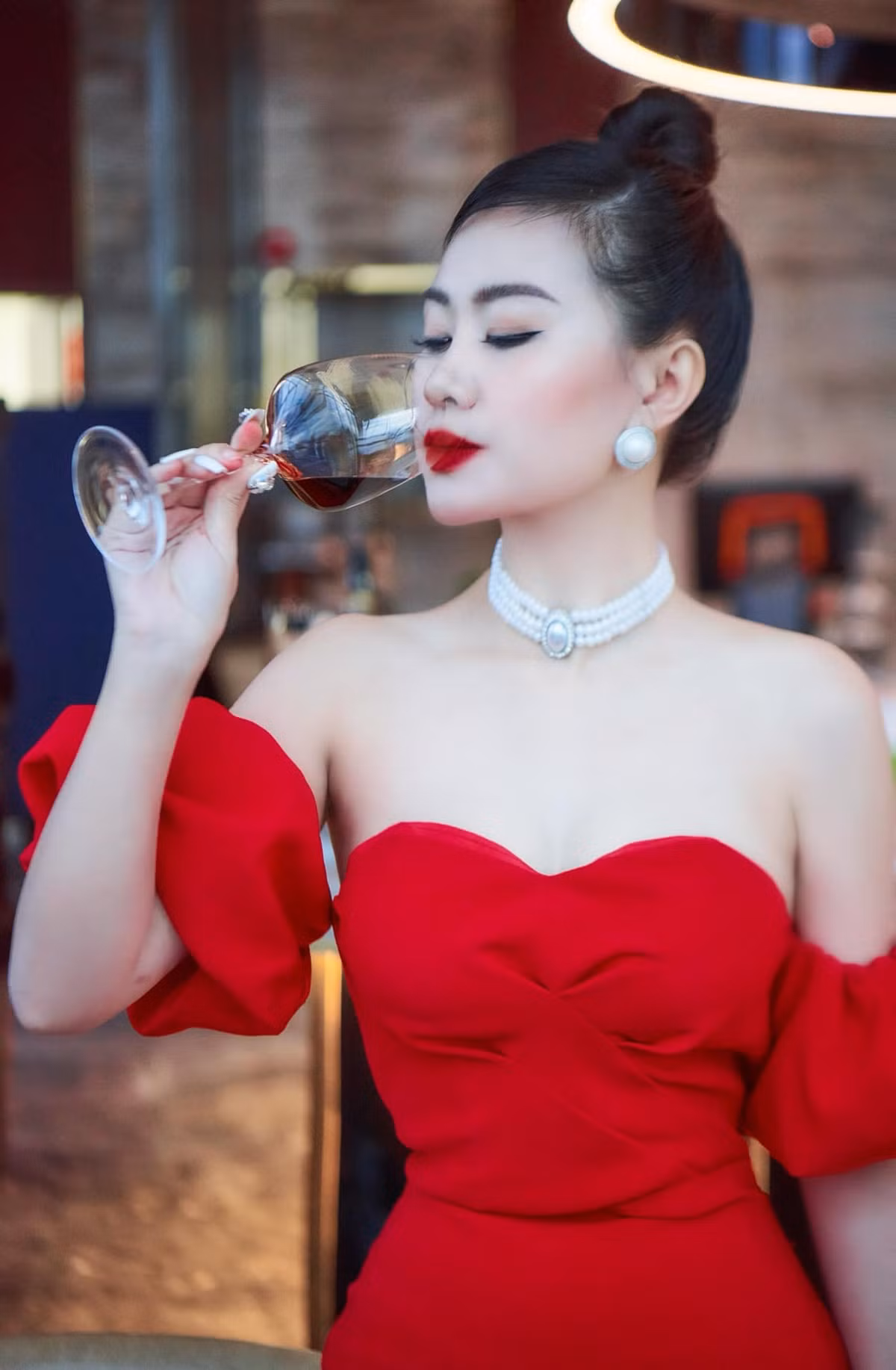 Khi đi dẫn chương trình, Hà Phương chuộng các thiết kế có độ gợi cảm vừa đủ, chẳng hạn như phần cúp ngực tôn vòng 1 hoặc đường xẻ tà cao, khoe khéo đôi chân dài miên man.