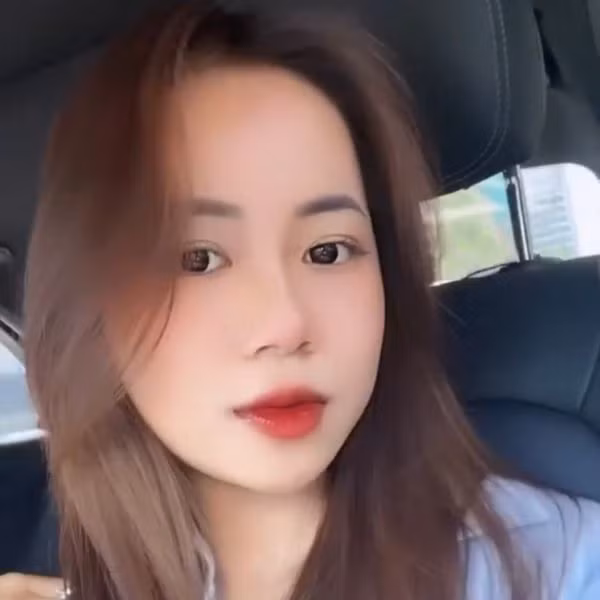 Với khuôn mặt xinh đẹp, bạn gái tiền đạo đội tuyển U23 Việt Nam có thể cân mọi style: từ thiếu nữ dịu dàng, trẻ trung, năng động cho đến thanh lịch.