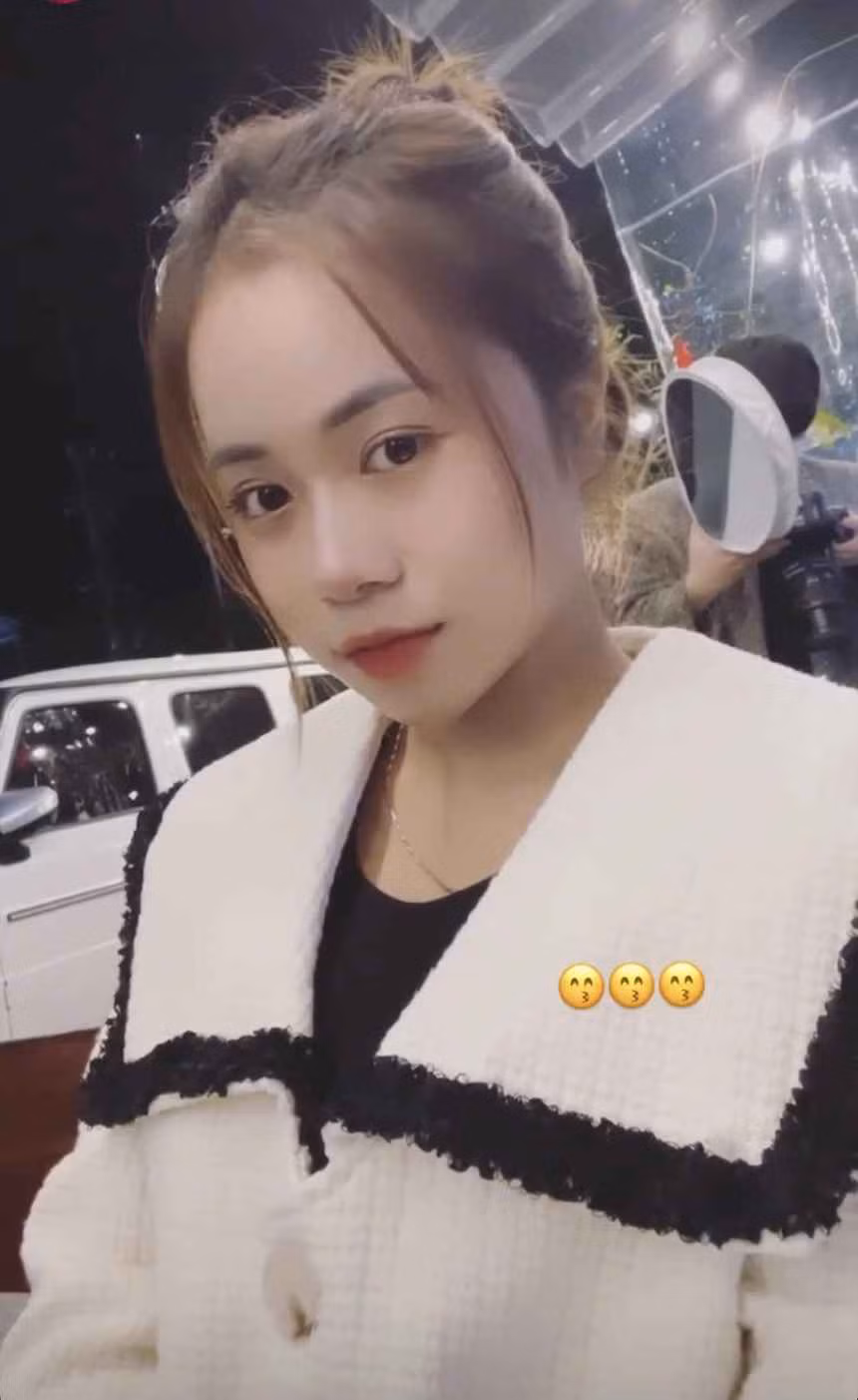 Và khi cần "lên đồ" thì bóng hồng bên cạnh Văn Tùng vẫn dễ dàng khiến dân tình điêu đứng nhờ vẻ đẹp ngọt ngào trong những bộ cánh dịu dàng, sang chảnh.