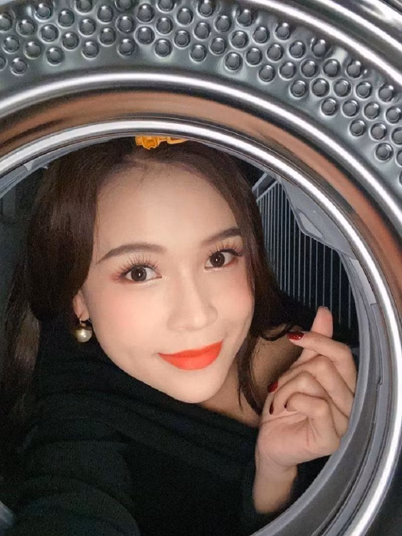 Nguồn gốc thực sự của hot trend chụp ảnh này bắt nguồn từ các video hướng dẫn sống ảo với máy giặt trên Tik Tok. Từ đó, chúng được các bạn trẻ hưởng ứng và chia sẻ rầm rộ.