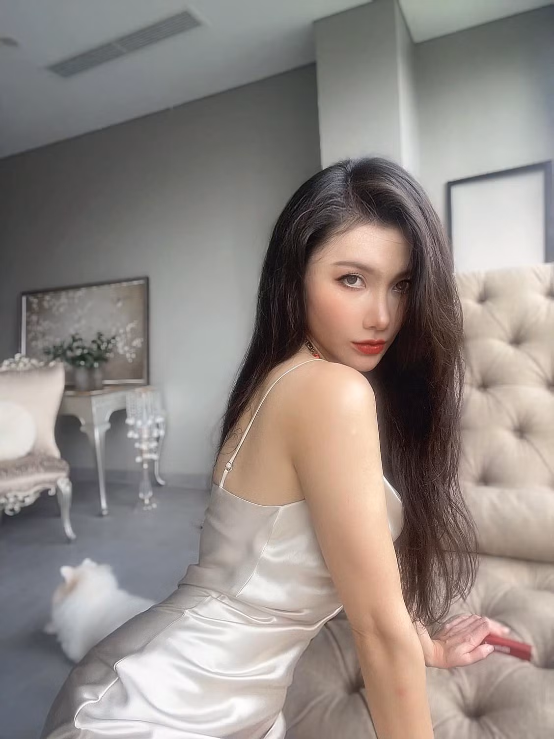 Minh Hà gây ấn tượng với hình mẫu lý tưởng của một người phụ nữ độc thân xinh đẹp và giàu có.