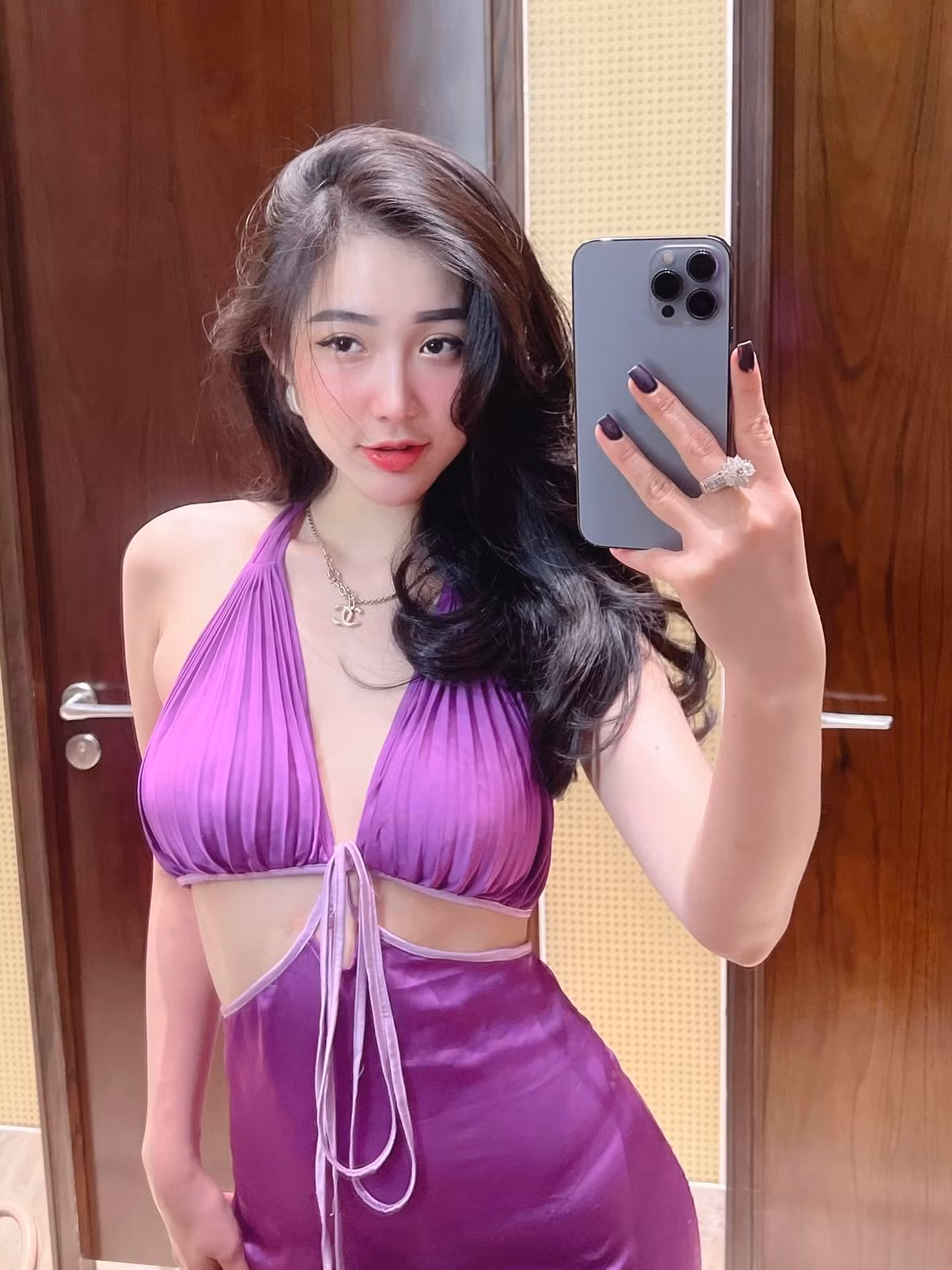 Ở ngoài đời, Huyền Trân sở hữu chiều cao 1m67 cùng số đo 3 vòng lý tưởng 84-63-103 (cm).