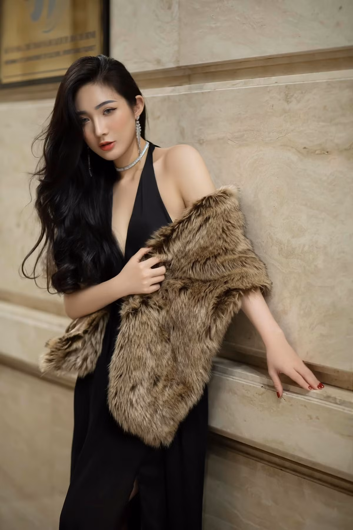 Huyền Trân không quên tiết lộ câu thần chú mà cô thường xuyên áp dụng: "Không ngồi một chỗ quá lâu, 1 tiếng đứng dậy đi lại nhiều lần".