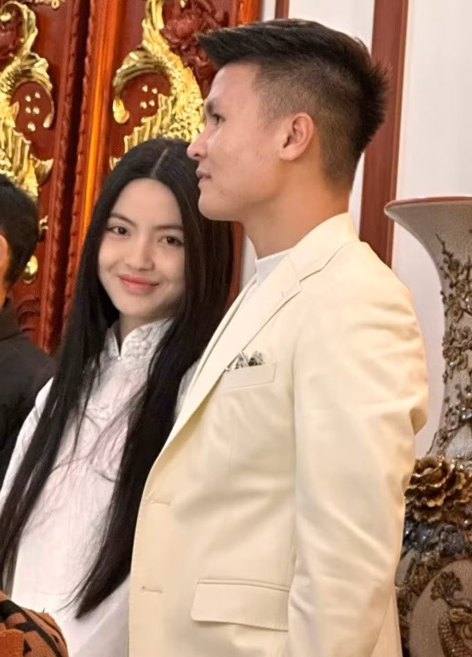 Giống như Doãn Hải My, Chu Thanh Huyền cũng có lần đầu về nhà chồng ăn tết. Tiền vệ Quang Hải thoải mái hé lộ những khoảnh khắc gia đình từ đêm giao thừa tới mùng 1, mùng 2.