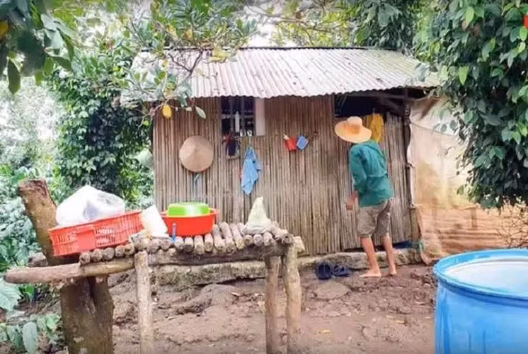 Hôm qua khi tôi vào bài viết đó thì có rất nhiều lượt tim và được mọi người ủng hộ, tin rằng đang nói lên sự thật. Rất nhiều người quay sang ghét tôi và kênh bị hủy đăng ký rất nhiều. Tôi rất buồn vì một người khác nói sai sự thật về mình mà lại được ủng hộ". Nam Youtuber nghèo nhất Việt Nam nói thêm.