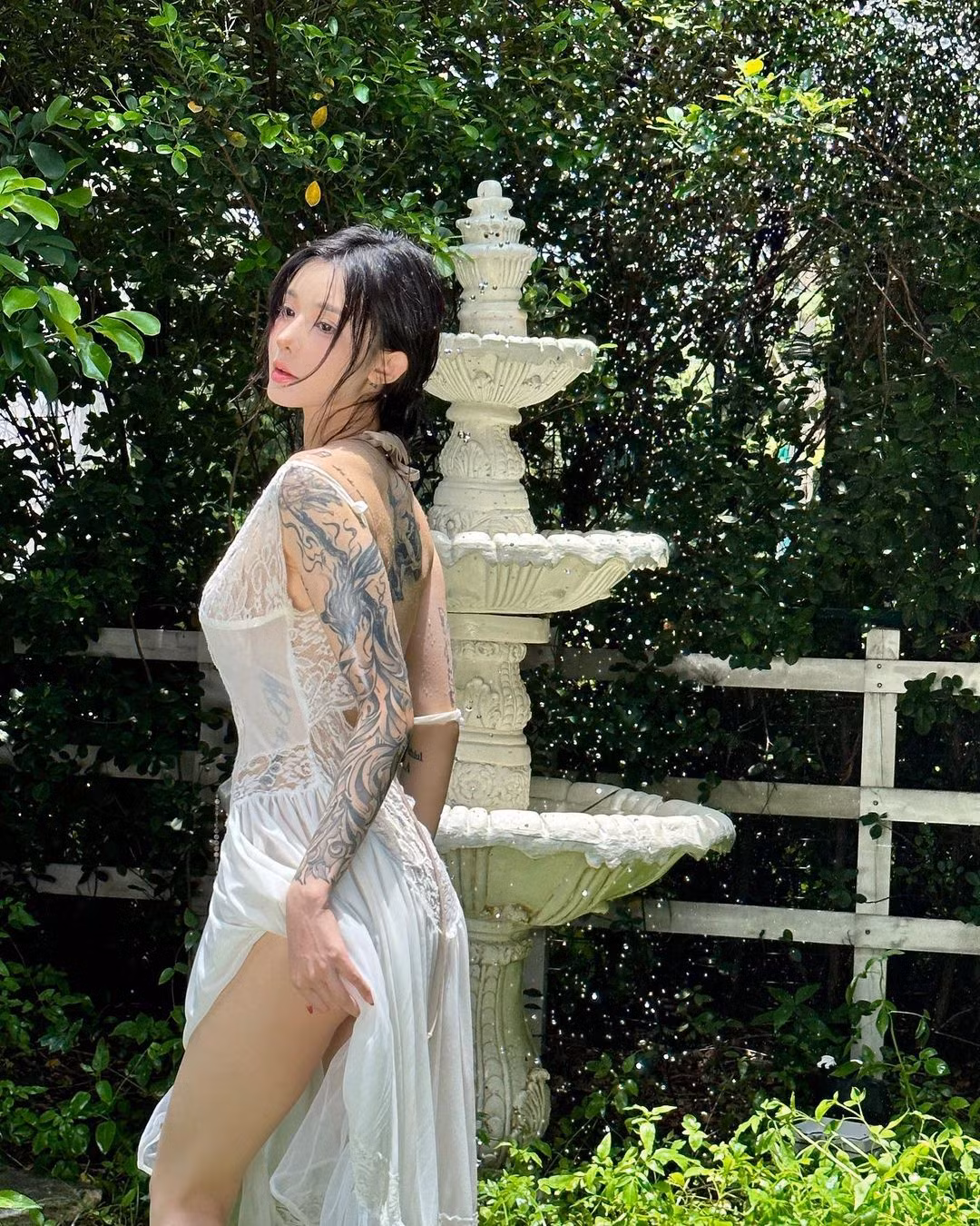 Người đẹp Trung Quốc diện thiết kế váy hai dây được kết hợp giữa lụa và ren. Ngoài ra, phần đuôi váy còn được đính thêm vải voan mỏng nhẹ. Những chất liệu này được xem là sự "mix &amp; match" hoàn hảo làm nên kiểu trang phục tôn lên vẻ quyến rũ của phái đẹp.